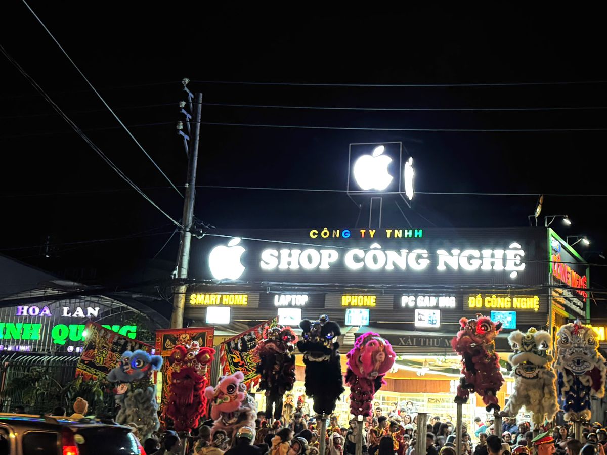 Đông đảo người dân đến xem múa lân tại Shop Công Nghệ
