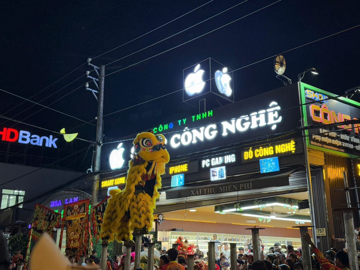 Đoàn lân vàng biểu diễn trước Shop Công Nghệ Di Linh