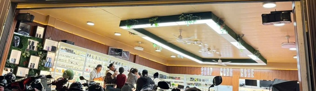 Khách hàng bên trong cửa hàng Shop Công Nghệ Di Linh